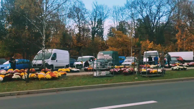 Cmentarze znów otwarte. Lubań ul. Wrocławska 3.11.2020r. godz. 14:30