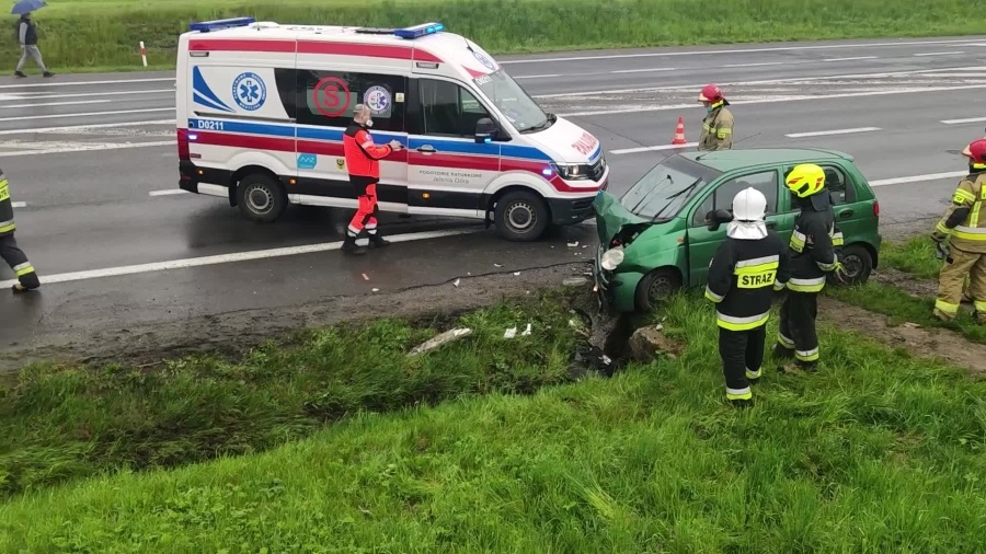 Matiz uderzył w przepust. Kierująca trafiła do szpitala