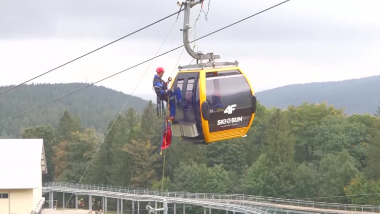 Ćwiczenia służb na dolnej stacji kolei gondolowej Ski&amp;Sun