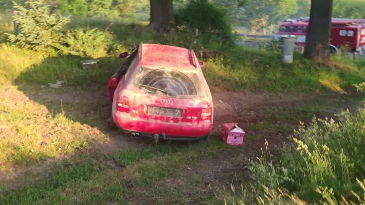 To musiało być bolesne lądowanie. Audi dosłownie wyrzucone w powietrze