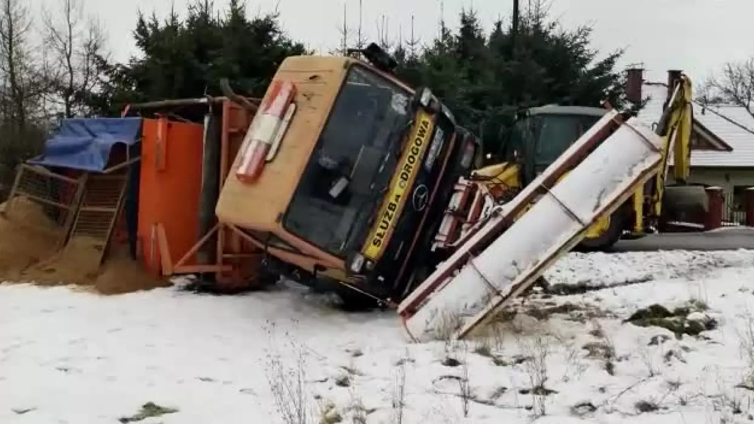 Piaskarki w rowach. Zimowe utrzymanie dróg to niebezpieczna praca