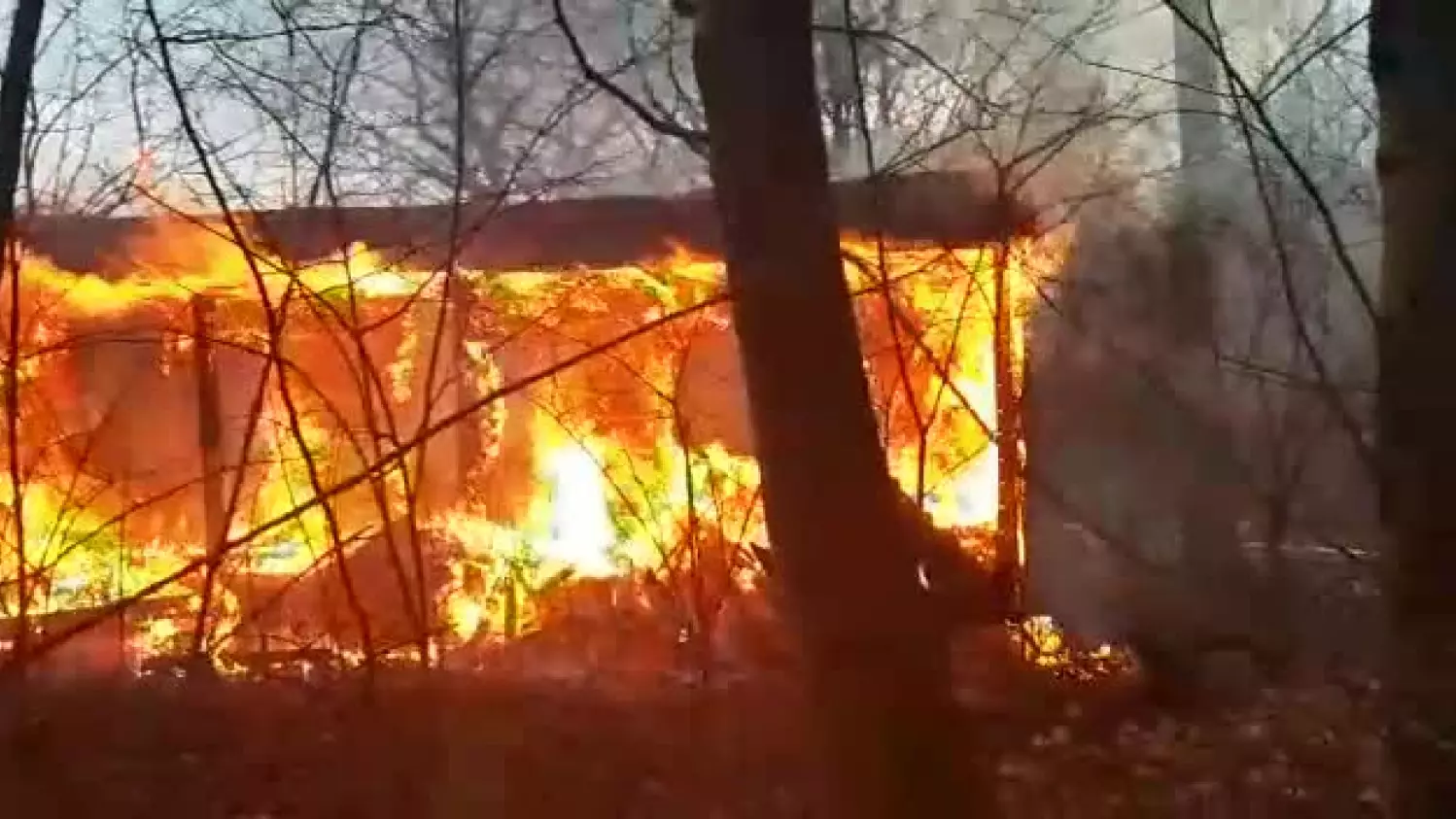 Spłonął barak. Poranny pożar między Pisarzowicami a Wesołówką