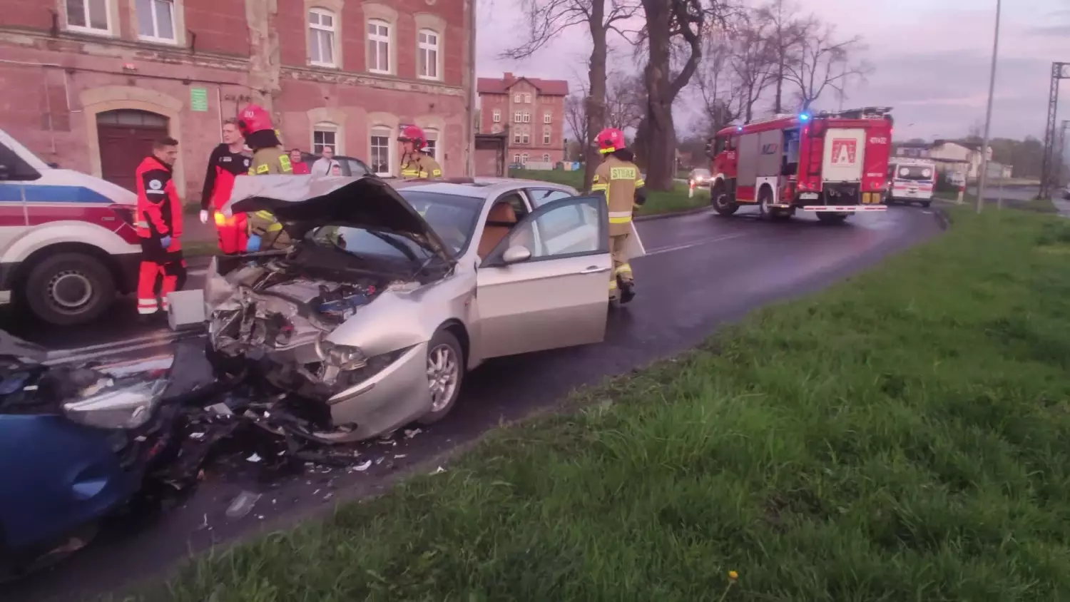 Czołowe zderzenie na ul. Warszawskiej w Lubaniu