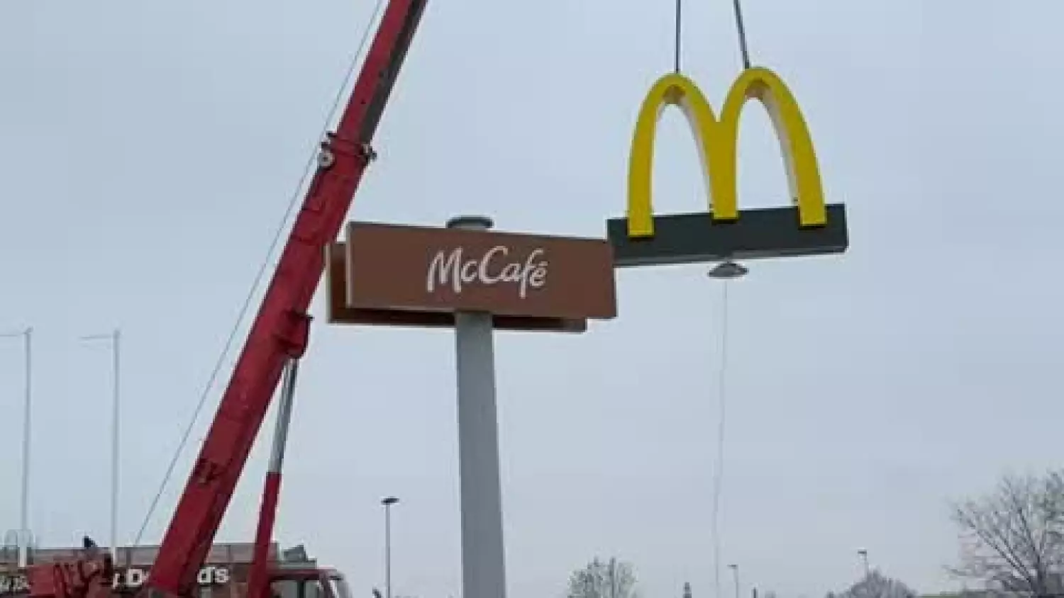 Lubań. Montowanie logo McDonald`s w przyśpieszonym tempie. WIDEO