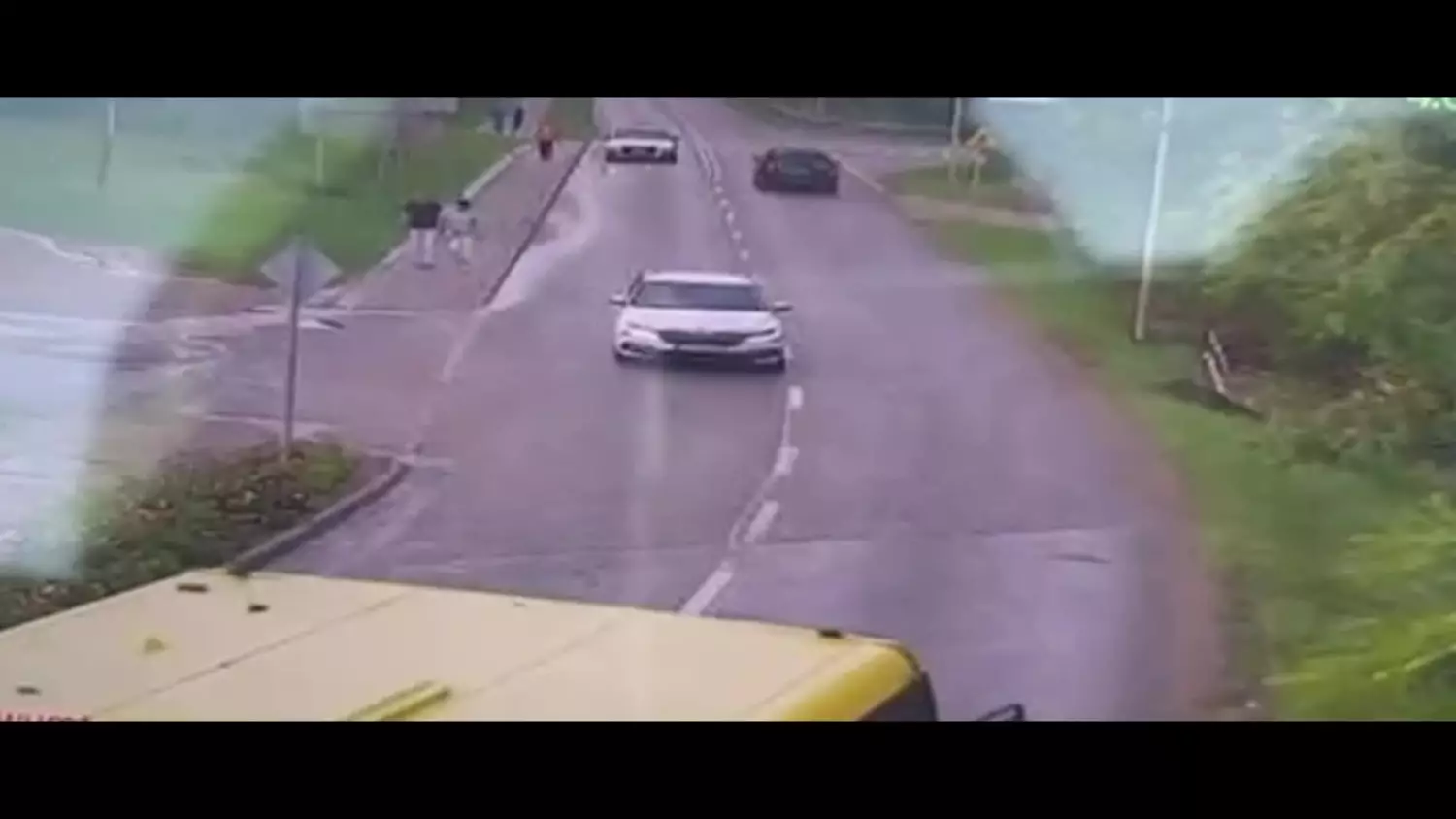 Wideo. Moment zderzenia autobusu z osobówką w Karpaczu