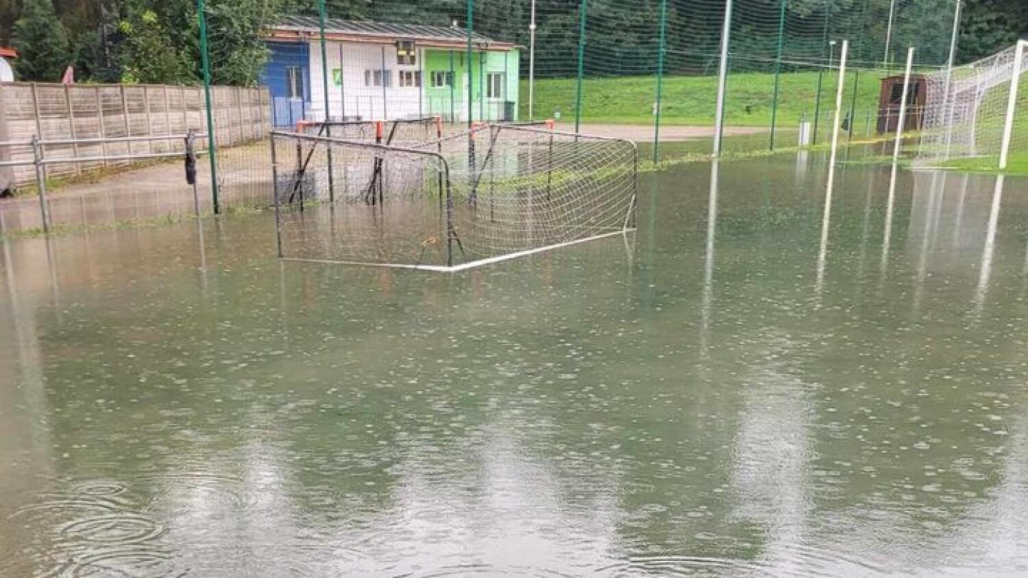 Zalany stadion przy ul. Sienkiewicza w Leśnej