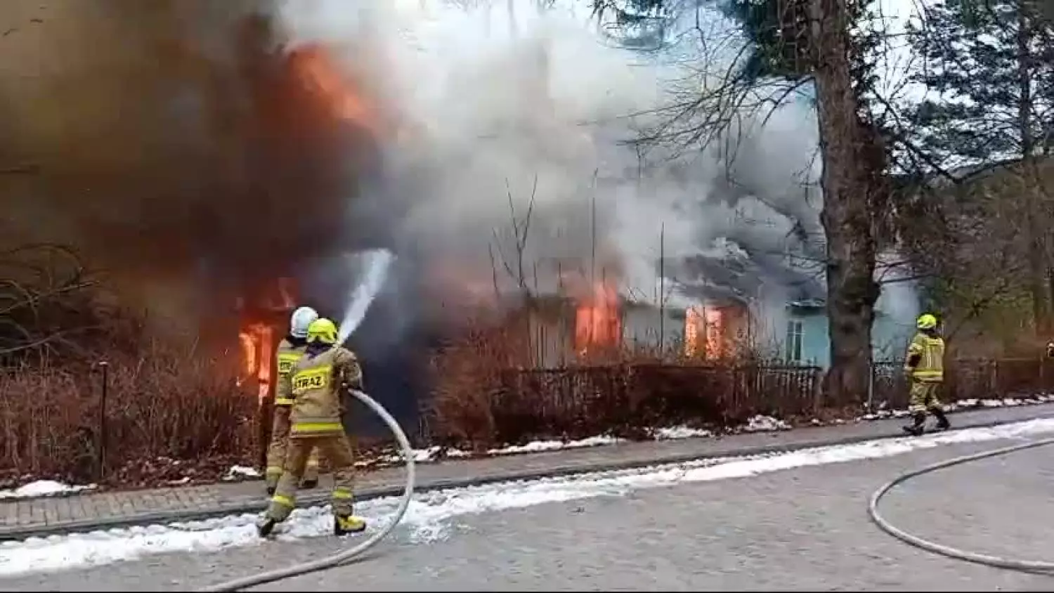 Zadymiona cała miejscowość. Pożar pustostanu w centrum Czerniawy - Zdroju