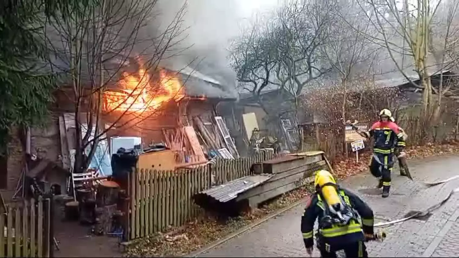 Pożar budynku mieszkalnego. Świadek ewakuował niepełnosprawnego mieszkańca