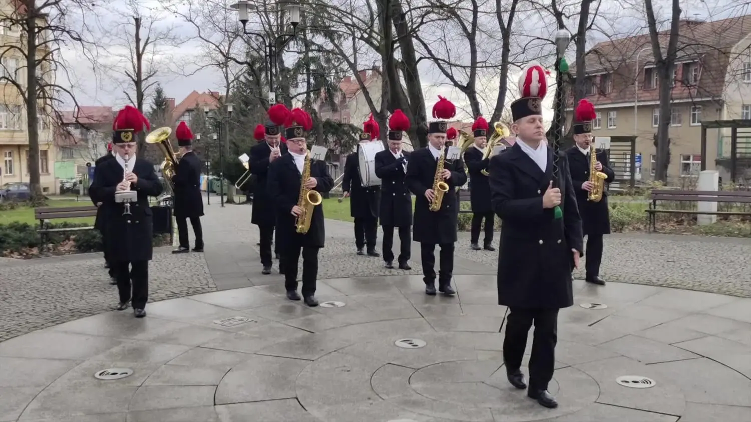 Lubań. Górnicza pobudka Orkiestry Dętej KWB Turów