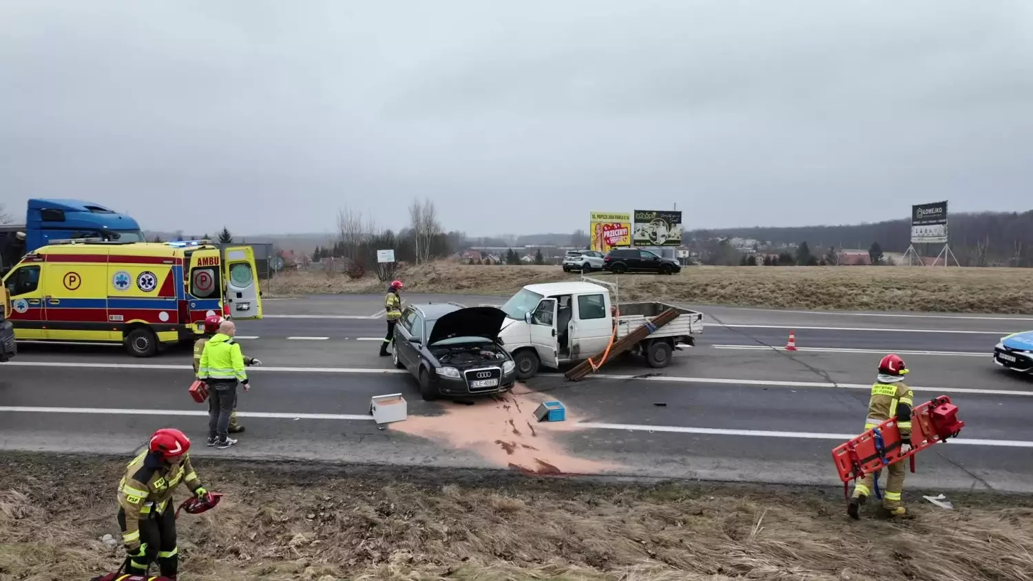 Zderzenie na DK30 w Pisarzowicach. Kierowca audi zasłabł za kierownicą