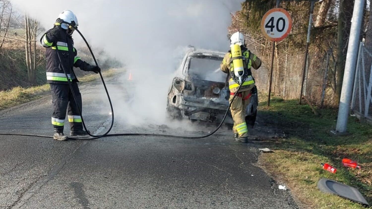 Samochód zapalił się w trakcie jazdy. Strażacy szybko ugasili pożar