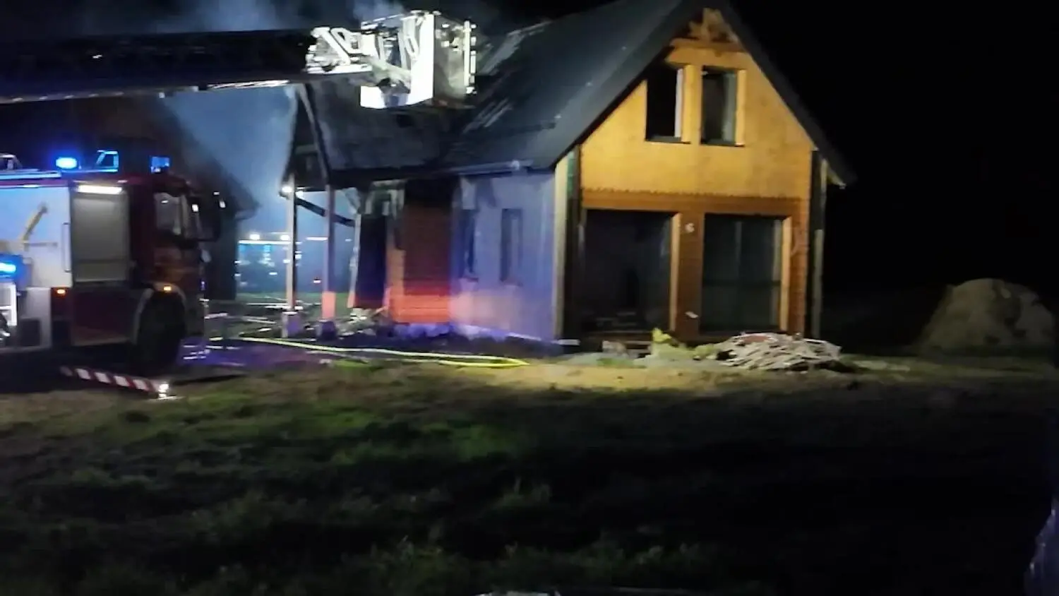 Pożar nowo budowanego domu w Czerniawie-Zdroju. Strażacy mieli problem z dojazdem