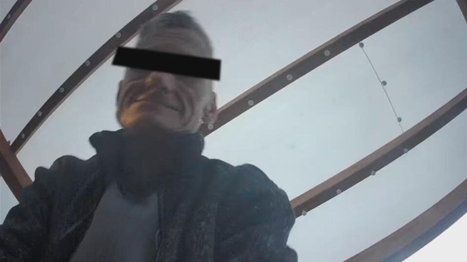 Złodziej kradnie na oczach kamery