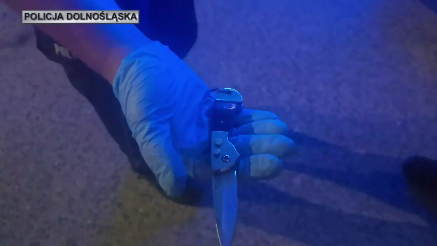 Wideo z doprowadzenia 70-latka, który zaatakował ratowników medycznych