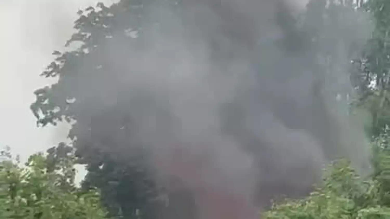 Czarna chmura dymu nad Lubaniem. Gwałtowny pożar przy ul. Słowackiego