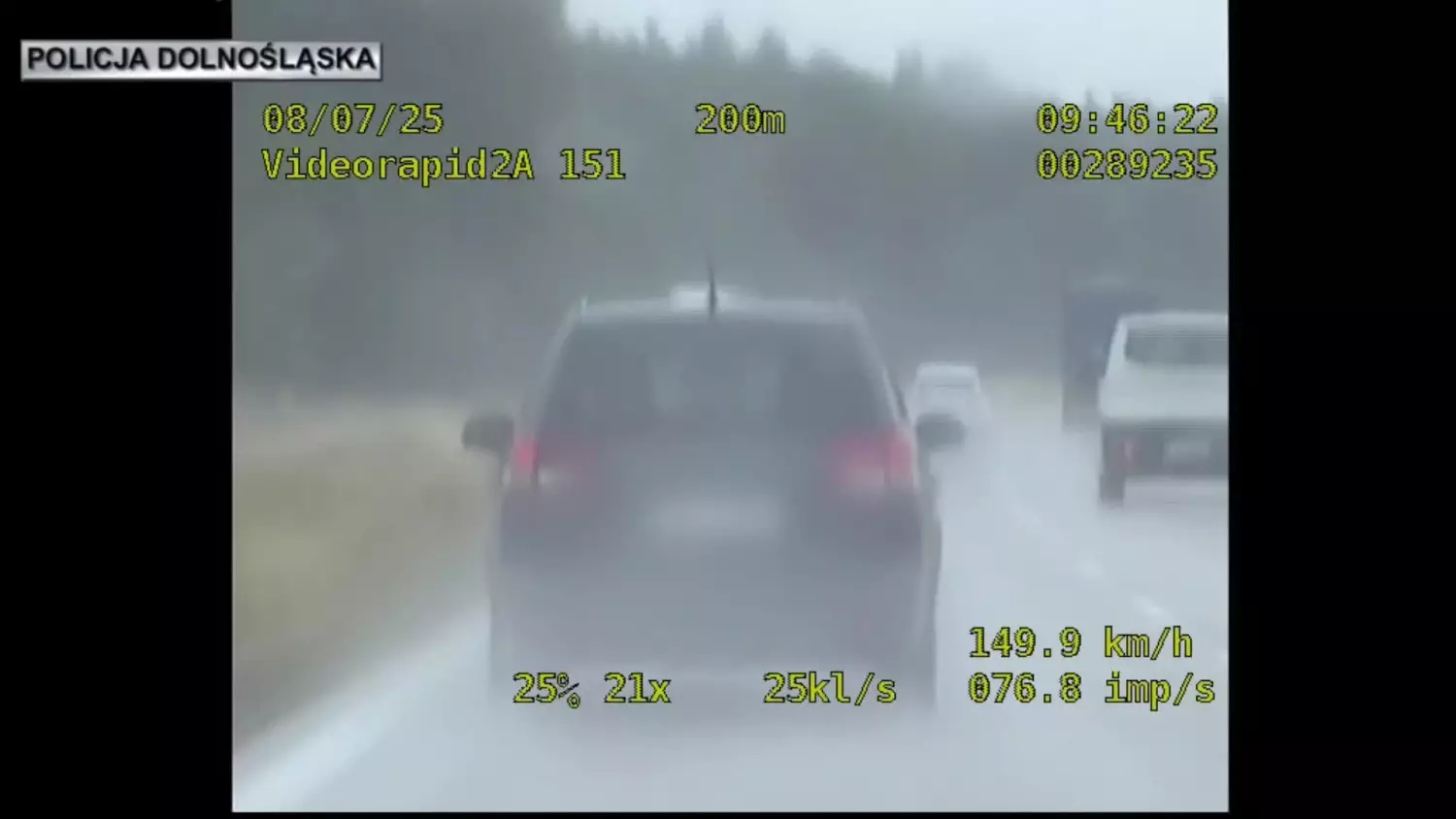 Pościg na A4. Pijany kierowca zakończył ucieczkę na przyczepce z autostradowym oznakowaniem