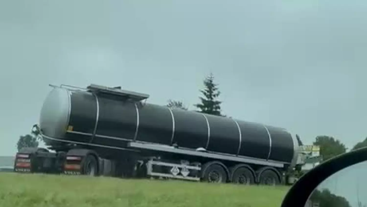 Za szybko i zbyt pewnie. Kierowca stracił panowanie nad zestawem z cysterną
