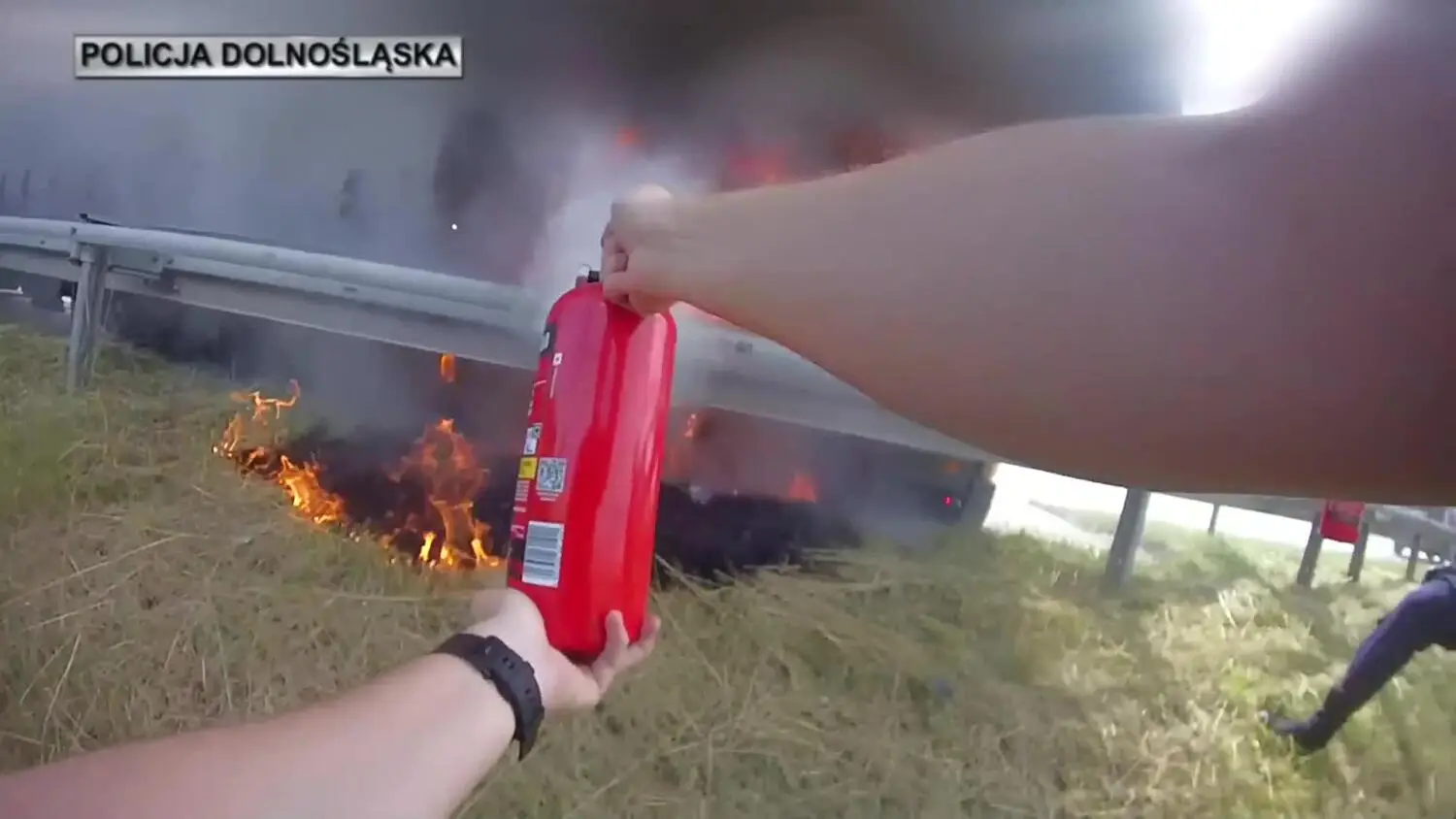 Policjanci gasili ciężarówkę na A4. Nagranie z kamer pokazuje dramatyczną akcję